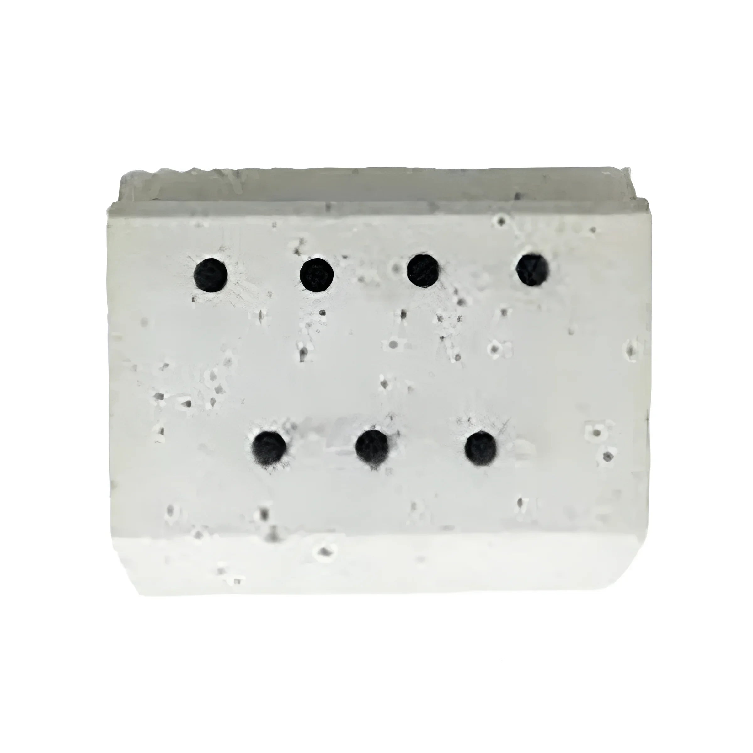 Betonblock mit sechs runden Entwässerungslöchern für Keramiksteine in Ecofire E+ und ES+