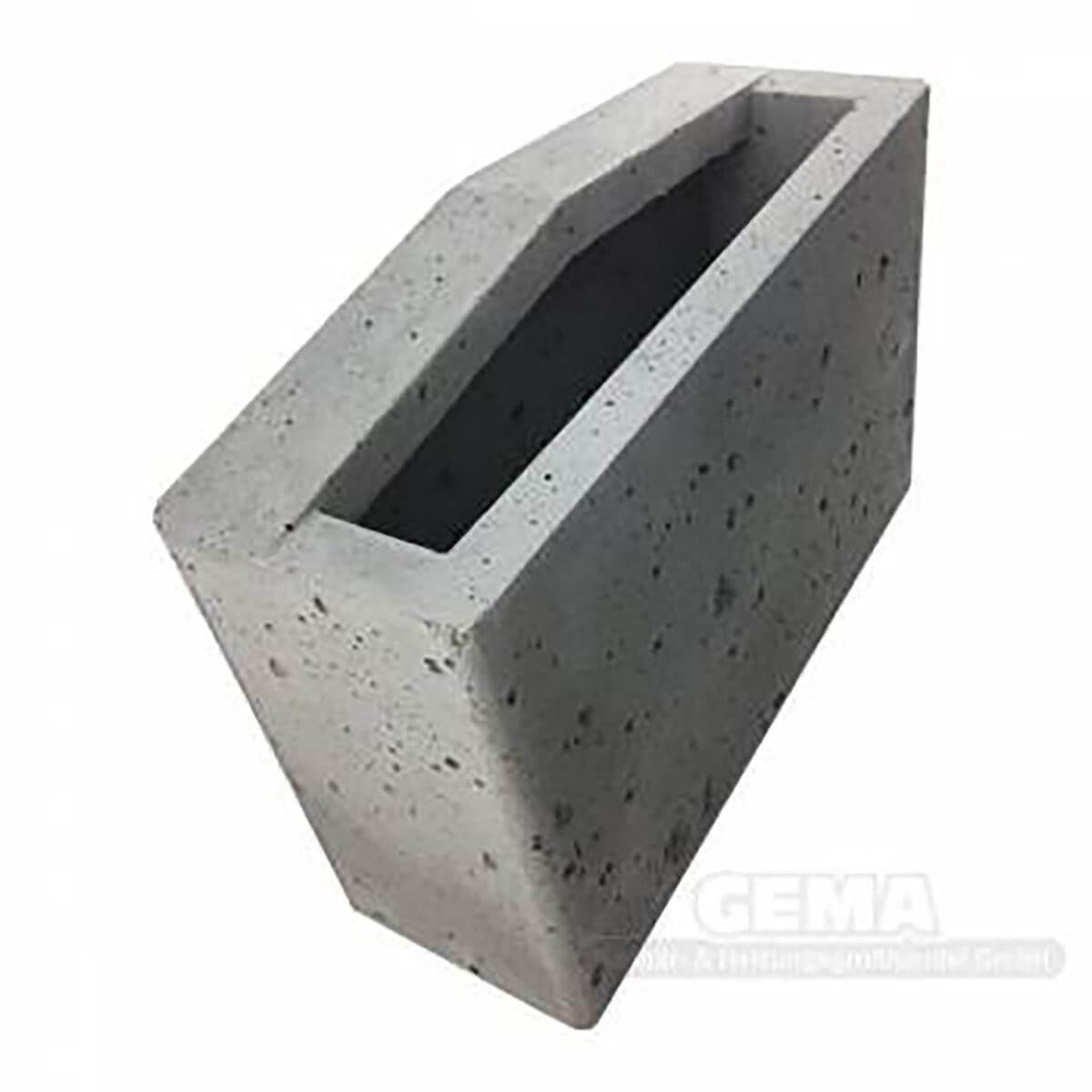 Grauer Viadrus U32 Schamottstein mit rechteckigem Ausschnitt und abgeschrägter Oberkante