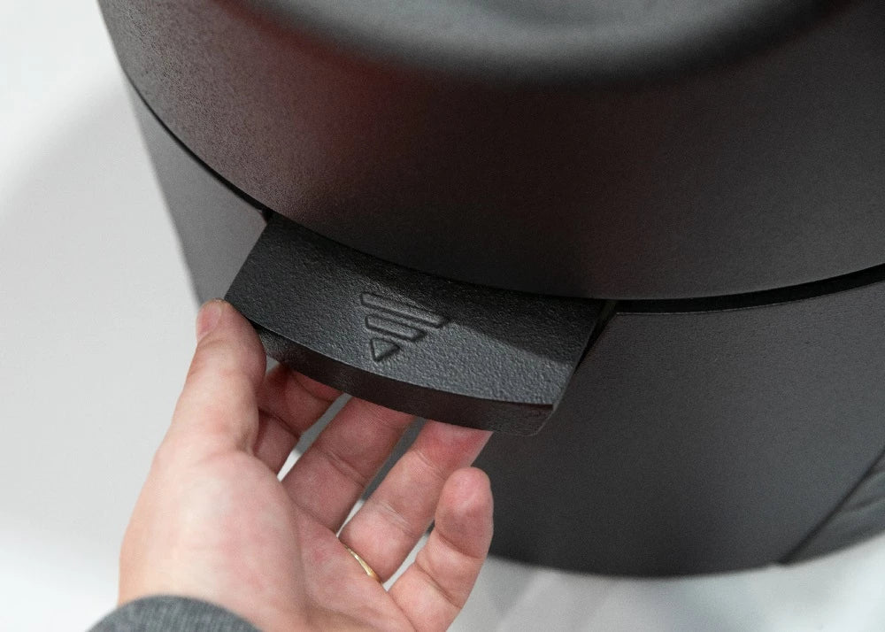 Chimenea de diseño Plamen Tara de hierro fundido, independiente del aire ambiente