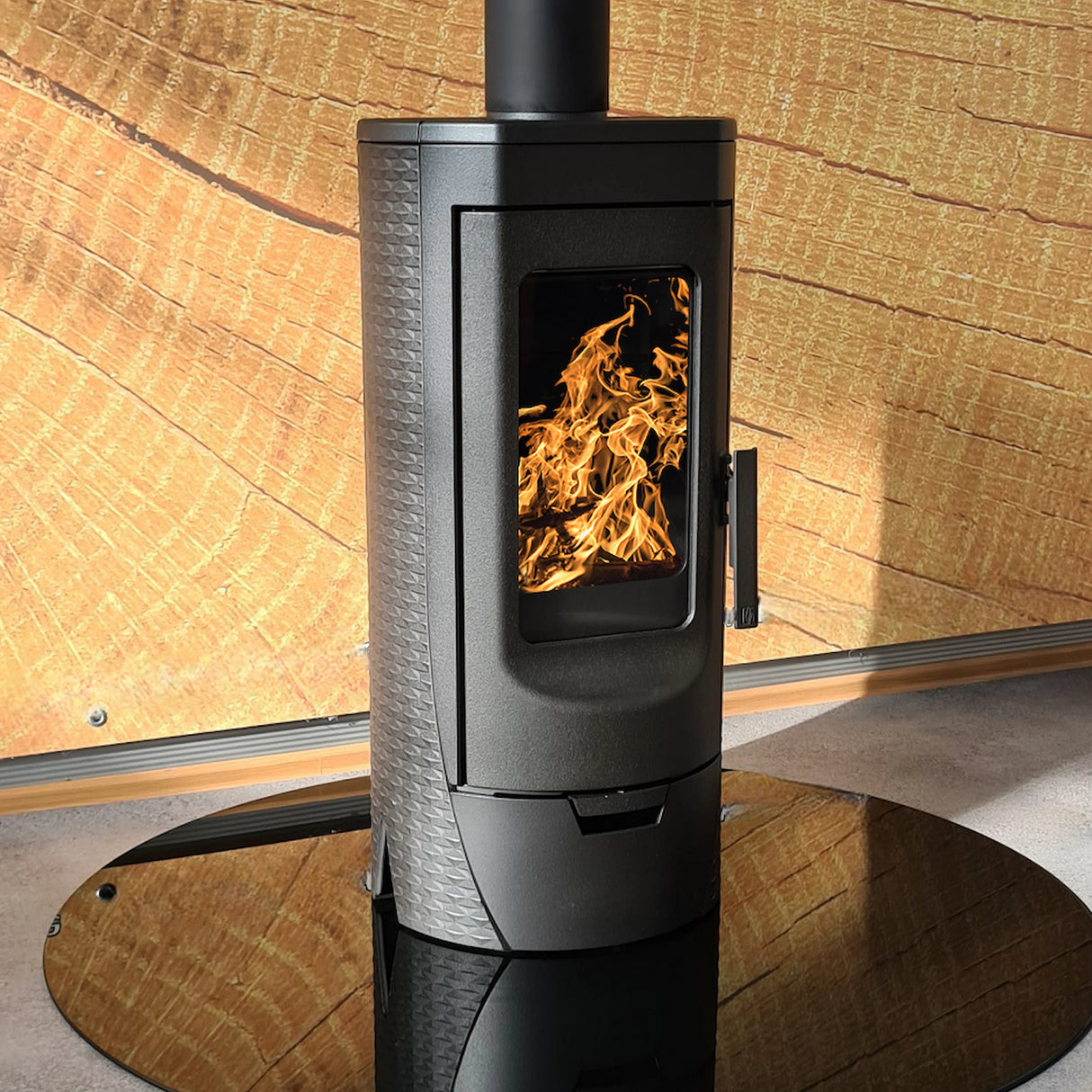 Chimenea de diseño Plamen Tara de hierro fundido, independiente del aire ambiente