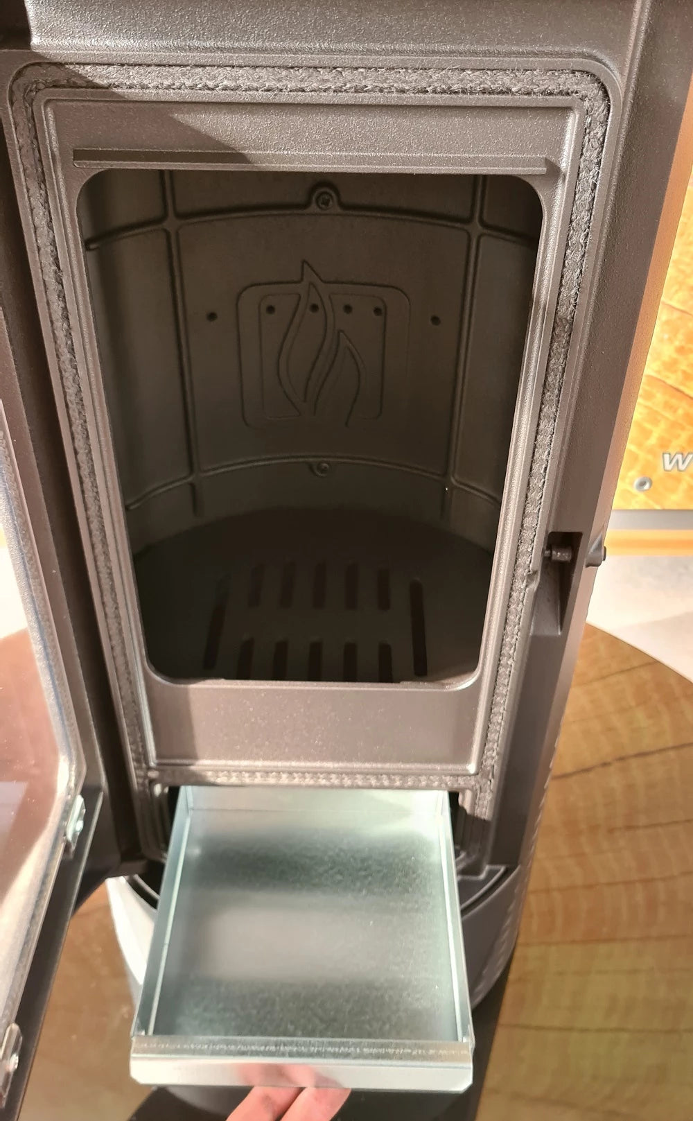 Chimenea de diseño Plamen Tara de hierro fundido, independiente del aire ambiente