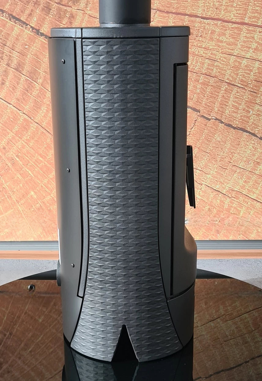 Chimenea de diseño Plamen Tara de hierro fundido, independiente del aire ambiente