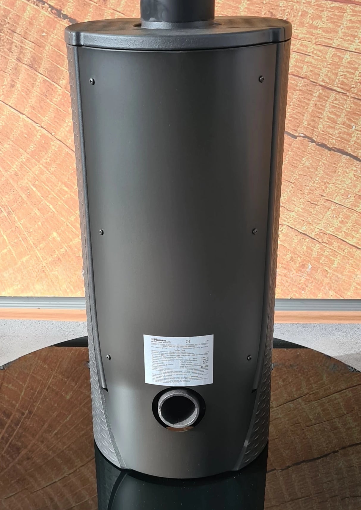 Chimenea de diseño Plamen Tara de hierro fundido, independiente del aire ambiente