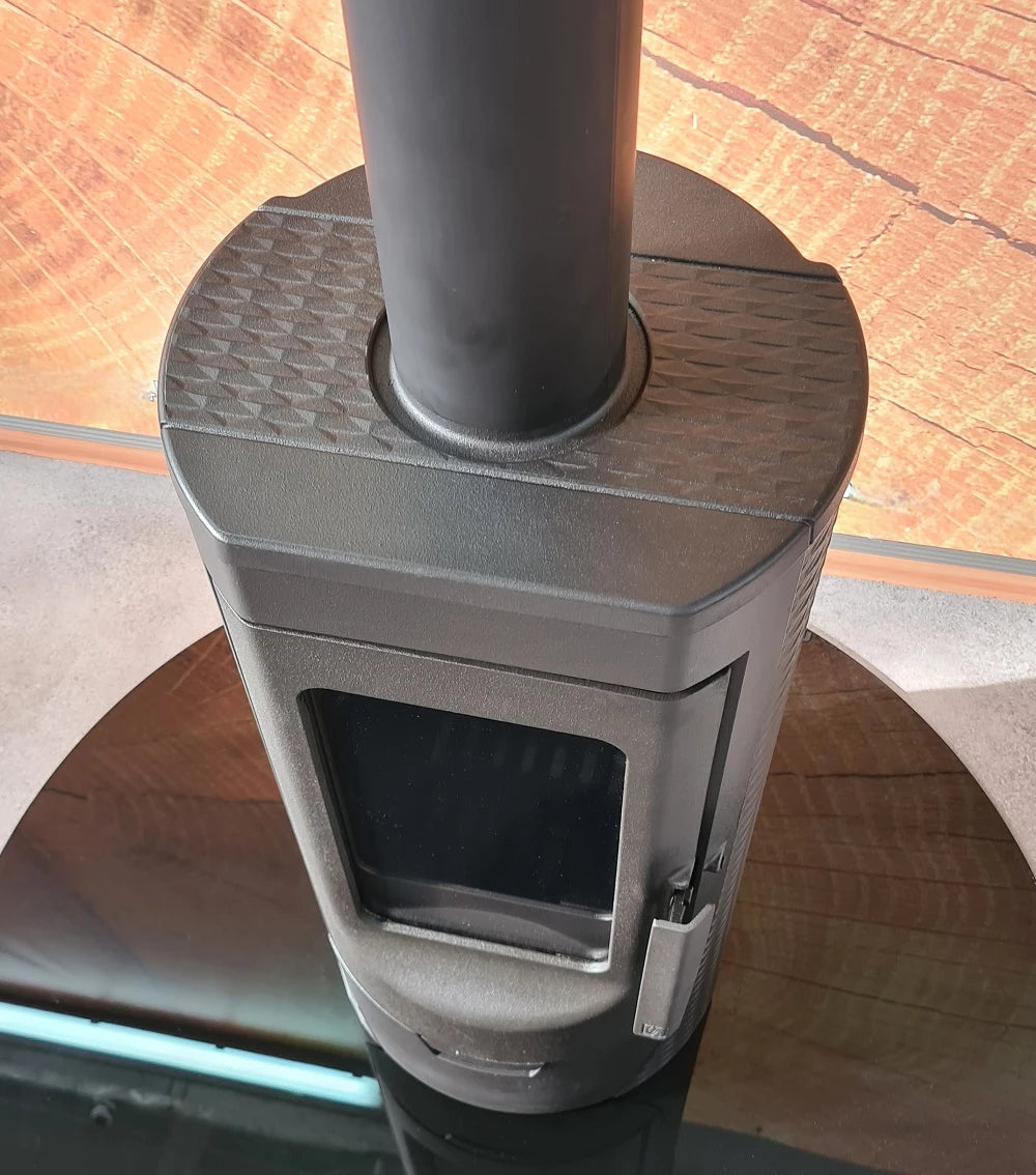 Chimenea de diseño Plamen Tara de hierro fundido, independiente del aire ambiente