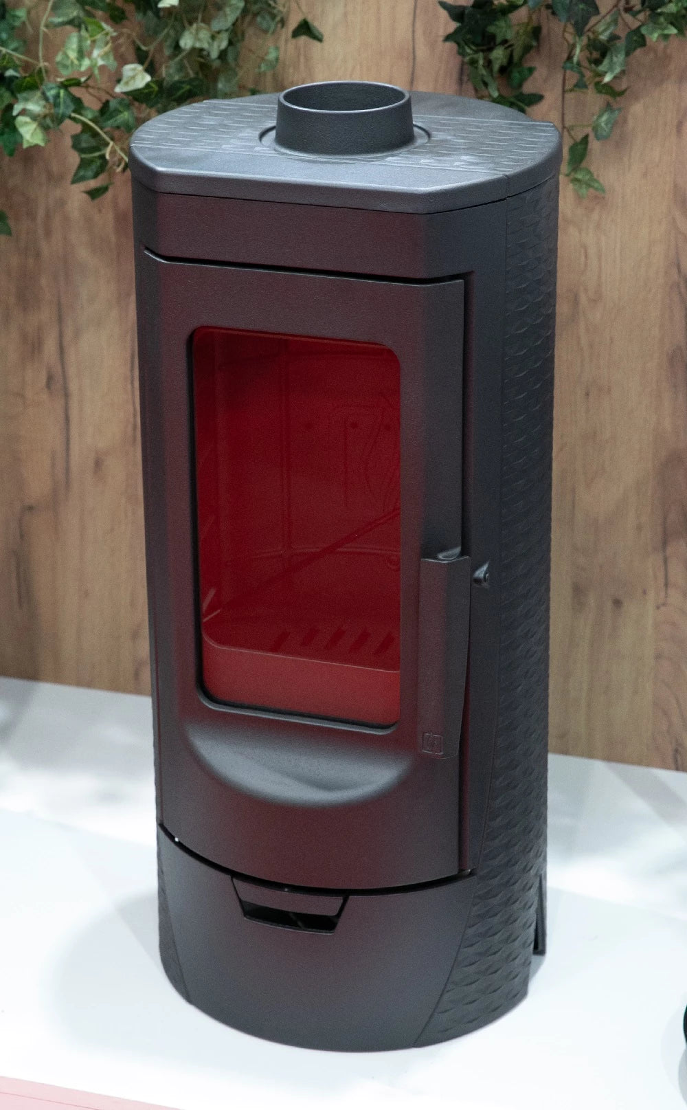 Chimenea de diseño Plamen Tara de hierro fundido, independiente del aire ambiente