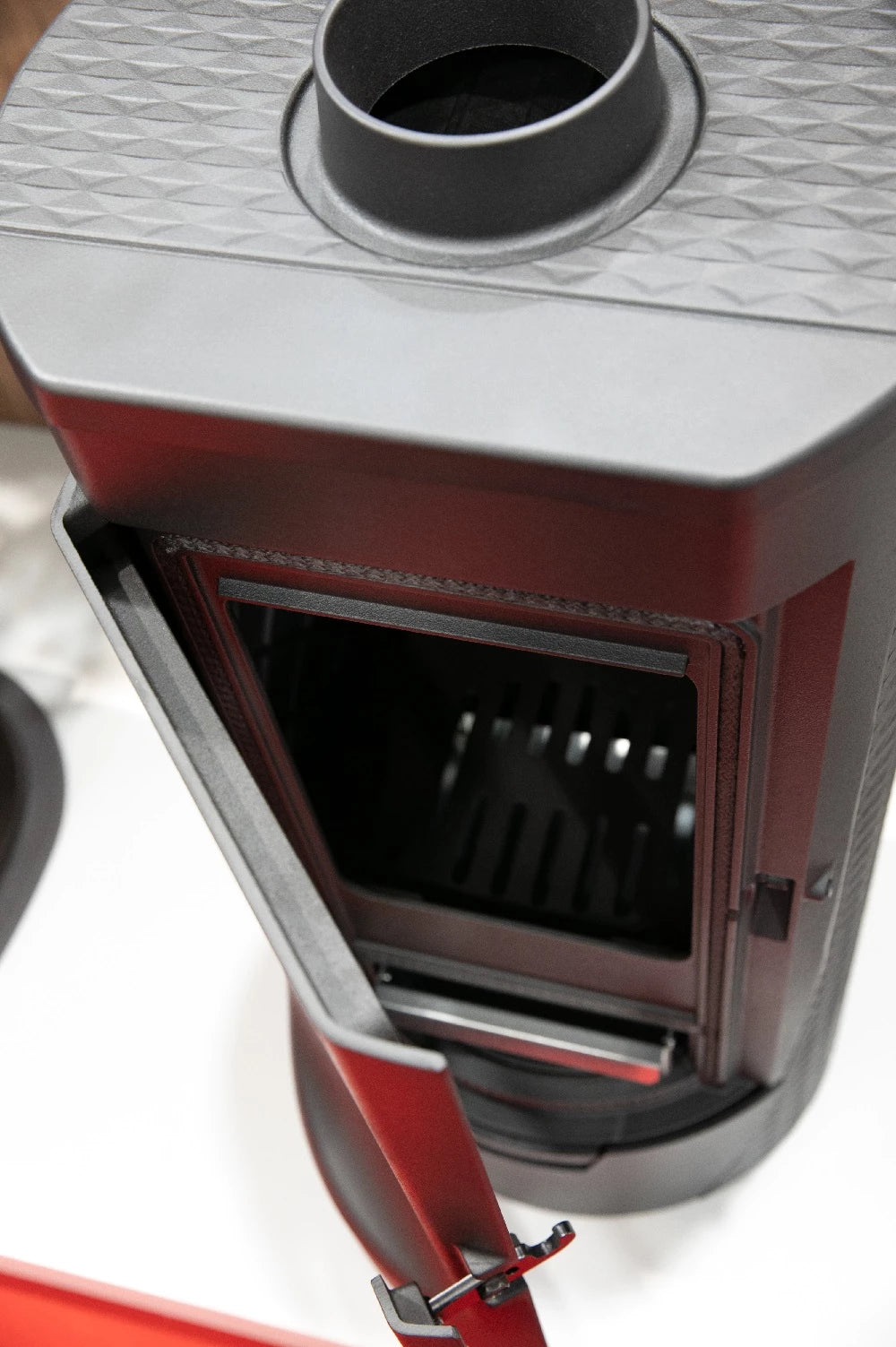 Chimenea de diseño Plamen Tara de hierro fundido, independiente del aire ambiente