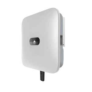 Weiße Solarwechselrichter mit schwarzem Display für 6 kWp PV-Anlage mit Trina 440Wp Modulen